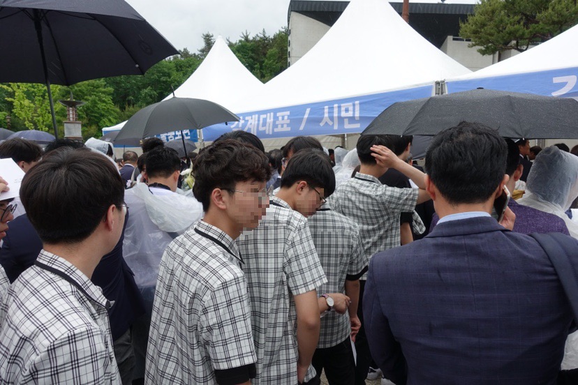 在老師的帶領之下，參與紀念儀式的韓國學生