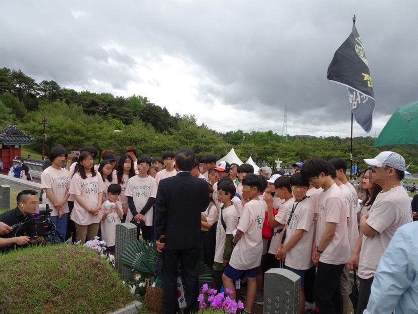 韓國當地教師向同學解說光州事件及尹尚源與朴基順烈士的故事